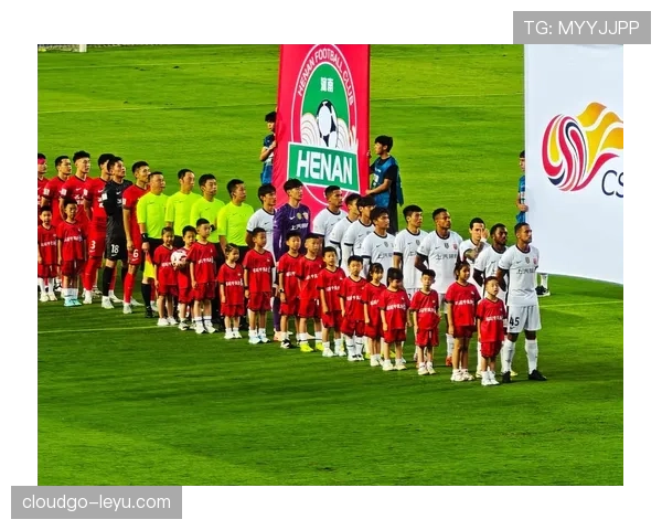 顶级足球巨星携手亮相,共促青少年足球发展引关注 顶级足球巨星携手亮相,共促青少年足球发展引关注