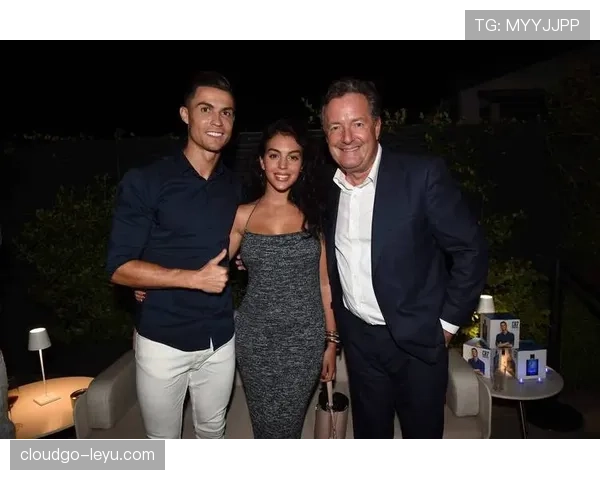 C罗这待遇,连家里的猫都活成了明星感觉