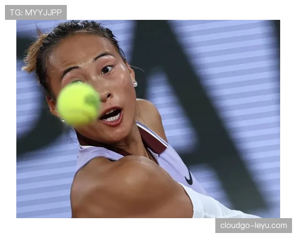 郑钦文上场像坦克，下场像度假博主，看到这反差有点懵